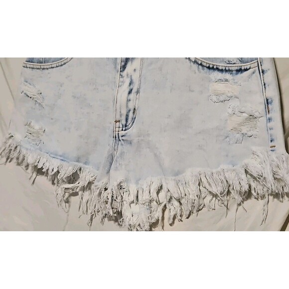New 6 28X2 Hot Pants Frayed Hem Acid Wash Soft Denim Distressed 5 Pkt Shorts - Picture 4 of 7